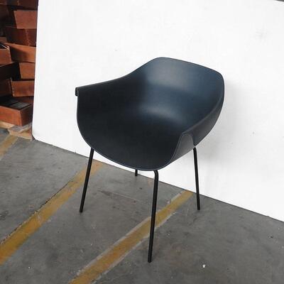 Wholesale Modern Plastic Dining Chair Bistro Cafe Restaurant White Acrylic Chair PP Plastic Chair