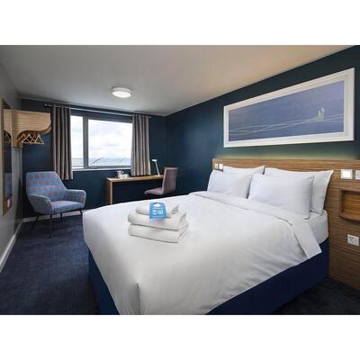 Modern Hotel Bedroom Furniture Travelodge Wholesale Liquidation Wardrobe Bed Base Headboard Chairs Sofa Panel for Guest Room