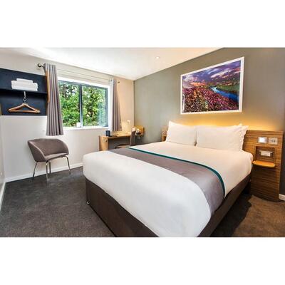 Modern Hotel Bedroom Furniture Travelodge Wholesale Liquidation Wardrobe Bed Base Headboard Chairs Sofa Panel for Guest Room