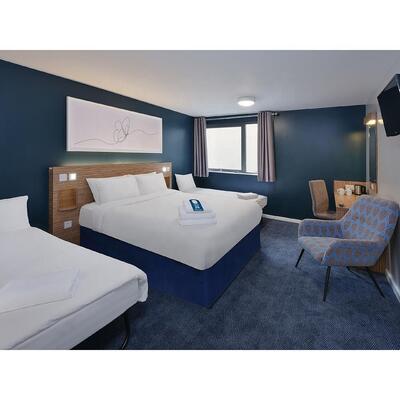 Modern Hotel Bedroom Furniture Travelodge Wholesale Liquidation Wardrobe Bed Base Headboard Chairs Sofa Panel for Guest Room