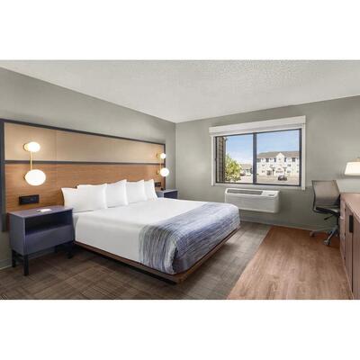 Wyndham Garden Wholesale Hotel Furniture Guest Room Wardrobe Bed Base Headboard Chairs Sofa Liquidation Hotel Bedroom Furniture