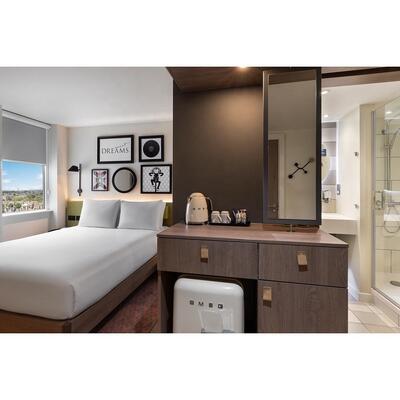 Hilton Hotels & Resorts Hotel Newly Renovated Room Furniture Cabinet with Mirror & Basin for Upper Upscale Hotel Bedroom Sets